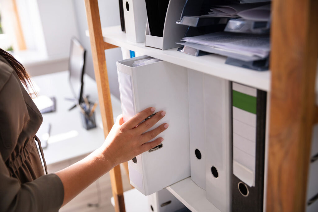 Storing binders on a shelf